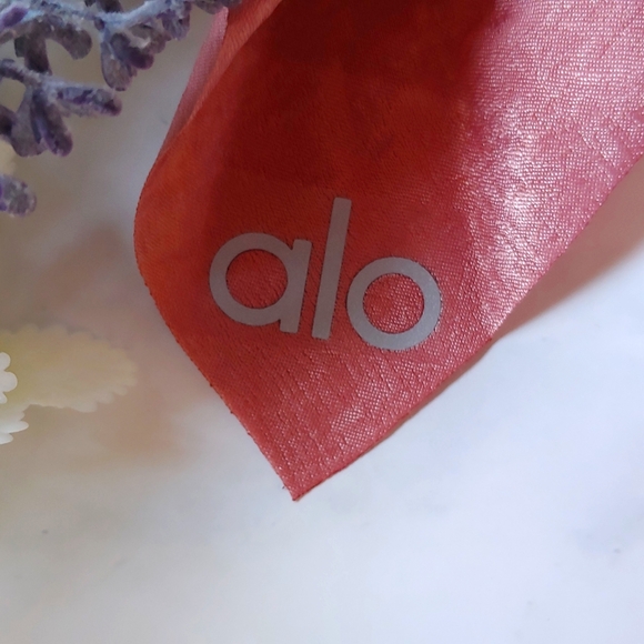 Alo Yoga Rhythm Scrunchie Love knot Bow In Pink OS - Picture 2 of 5